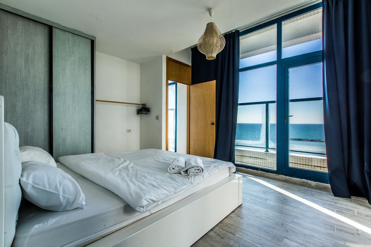 Ocean Front Apartments First Line To The Beach Тел Авив Екстериор снимка