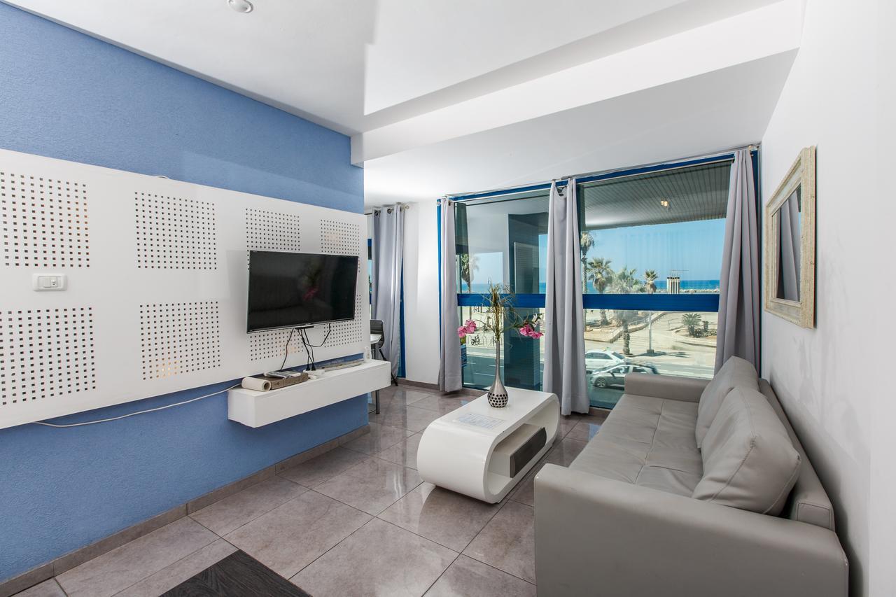 Ocean Front Apartments First Line To The Beach Тел Авив Стая снимка